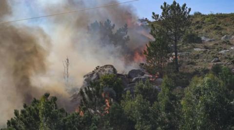 Un incendio forestal en la zona del municipio de Ponteceso (A Coruña). Moncho Fuentes EFE