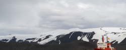El buque de investigación oceanográfica Hespérides, frente a la isla volcánica Decepción, donde se encuentra la base antártica española Gabriel de Castilla.