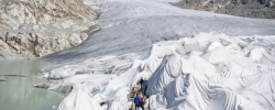Fotografía de archivo del glaciar del Ródano, en los Alpes suizos, cubierto con lonas para protegerlo de un mayor derretimiento debido al calentamiento global.