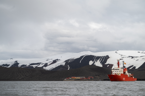 El buque de investigación oceanográfica Hespérides, frente a la isla volcánica Decepción, donde se encuentra la base antártica española Gabriel de Castilla.