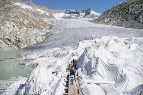 Fotografía de archivo del glaciar del Ródano, en los Alpes suizos, cubierto con lonas para protegerlo de un mayor derretimiento debido al calentamiento global.