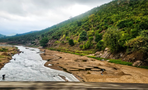 Las comunidades del distrito de Chikwawa, Malawi, están cada vez más expuestas a inundaciones y otros riesgos relacionados con el clima que provocan desplazamiento y amenazan los medios de vida. 